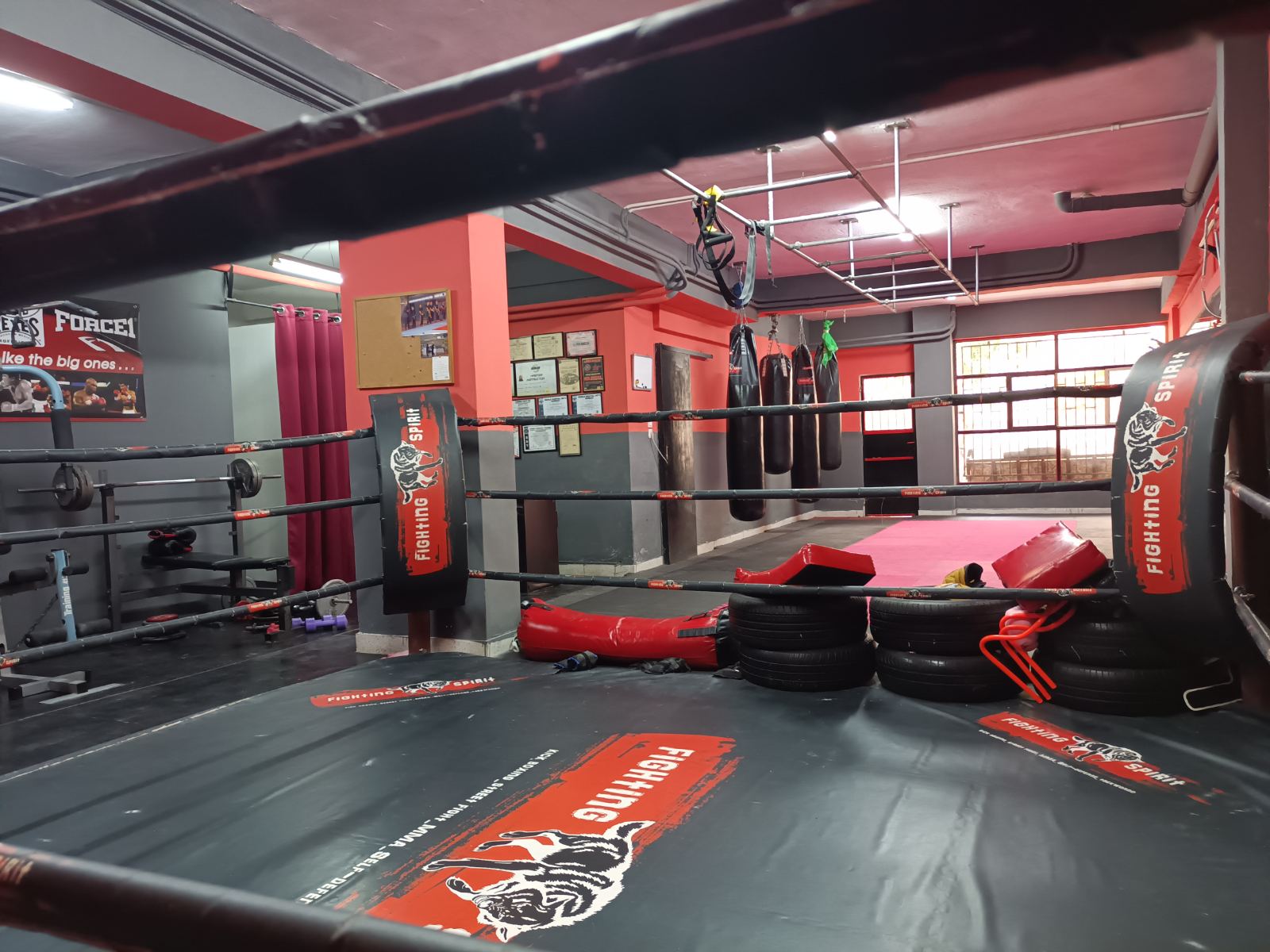 Σάκοι προπόνησης kick boxing στη σχολή Fighting Spirit Ζωγράφου