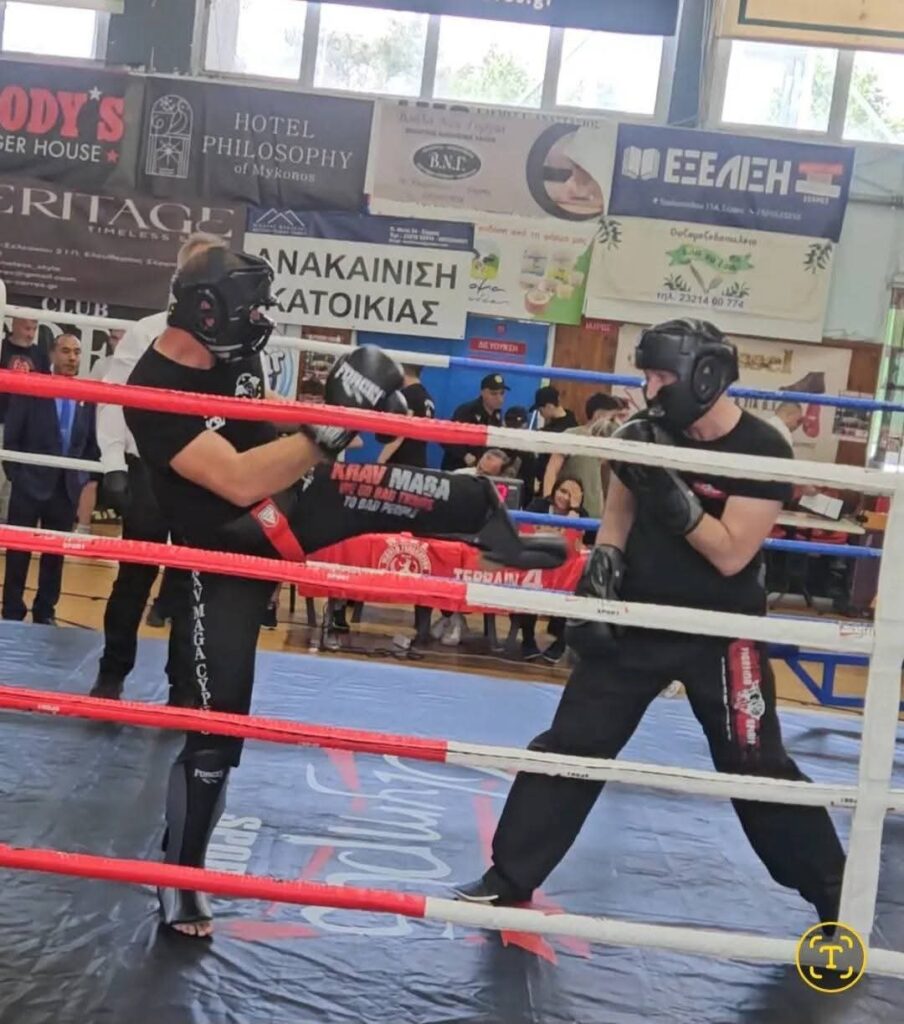 Δύο αθλητές αντιμέτωποι στο ρινγκ με εξοπλισμό προστασίας