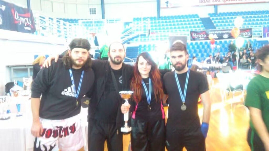 Αθλητές του Fighting Spirit με κύπελλο και μετάλλια