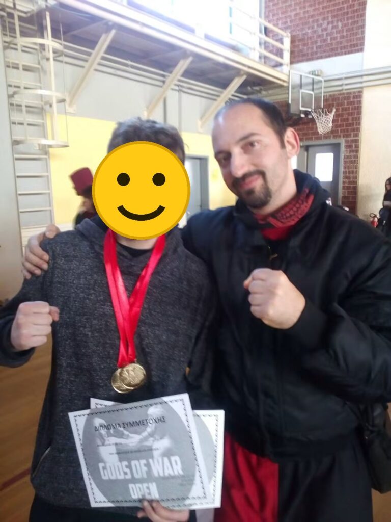 Αθλητής του Fighting Spirit με μετάλλιο και δίπλωμα από το Gods of War Open