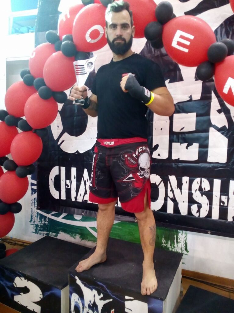 Αθλητής του Fighting Spirit με το κύπελλο του Open Championship