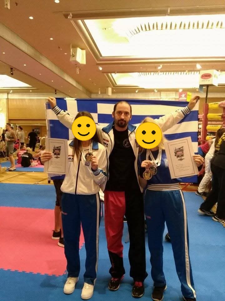 Αθλήτριες του Fighting Spirit με μετάλλια και διπλώματα μπροστά στην ελληνική σημαία
