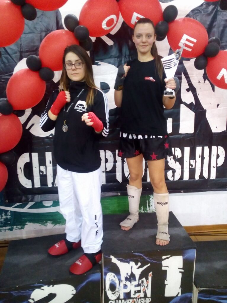 Αθλήτριες του Fighting Spirit στο βάθρο με κύπελλο και μετάλλιο, Open Championship
