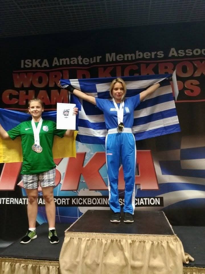 Αθλήτρια στο βάθρο των νικητών με την ελληνική σημαία στο ISKA World Kickboxing Championships