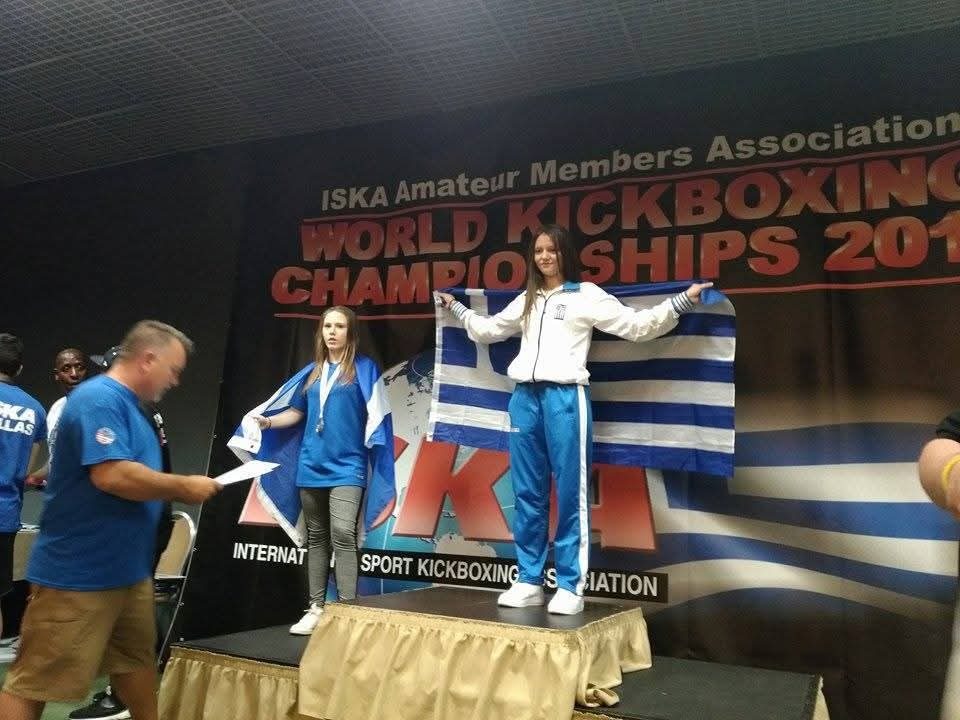 Αθλήτρια του Fighting Spirit με την ελληνική σημαία στο ISKA World Kickboxing Championships