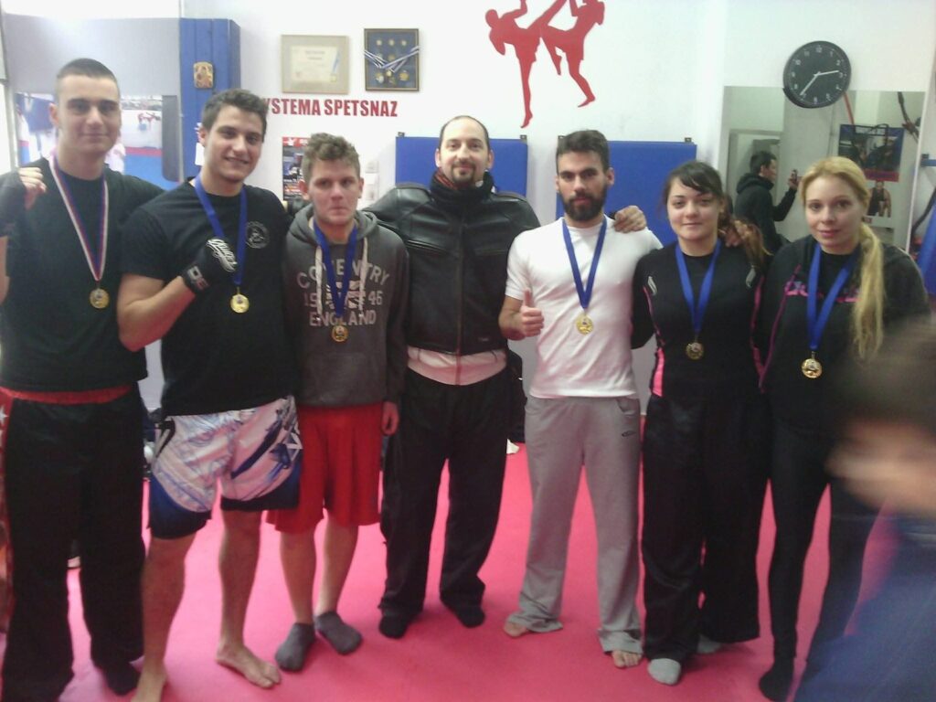 Η ομάδα αθλητών του Fighting Spirit με μετάλλια μετά από διοργάνωση