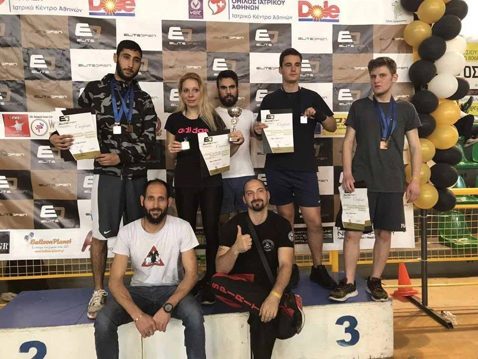 Αθλητές και προπονητές του Fighting Spirit με διπλώματα και κύπελλο στο βάθρο, Elite Open