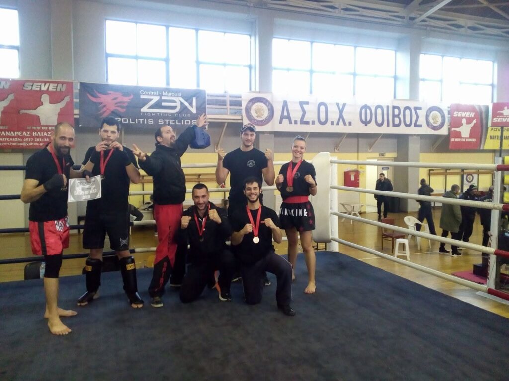 Η ομάδα του Fighting Spirit μέσα στο ρινγκ με τα μετάλλια από το Gods of War Open