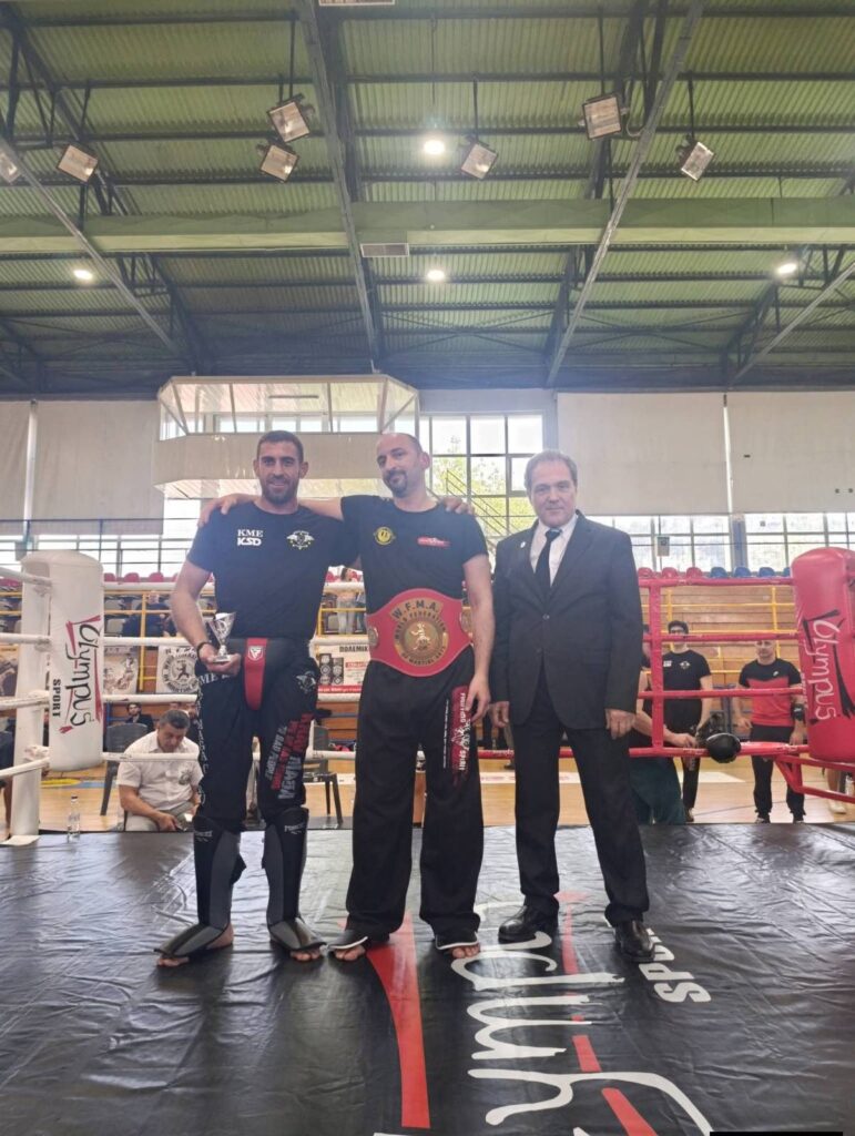 Η ομάδα του Fighting Spirit στο ρινγκ με τη ζώνη πρωταθλήματος
