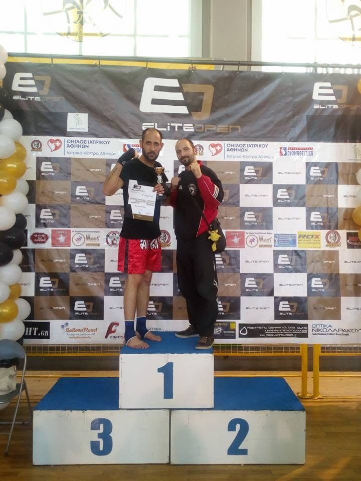 Αθλητής του Fighting Spirit στην πρώτη θέση με κύπελλο και δίπλωμα, μαζί με τον προπονητή, Elite Open