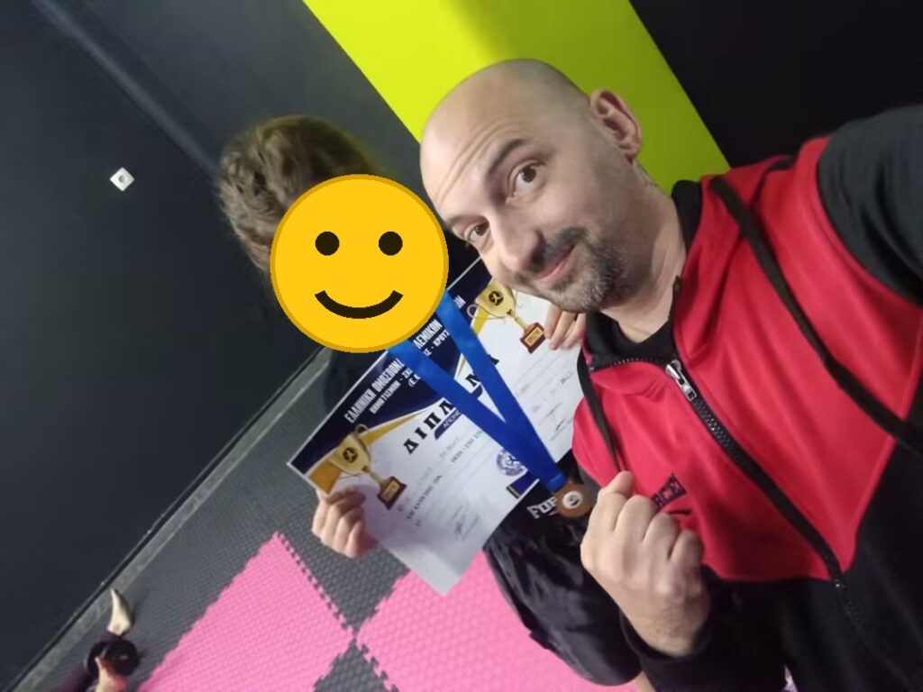 Αθλήτρια της σχολής στη Σαλαμίνα με μετάλλια και δίπλωμα, μαζί με τον προπονητή