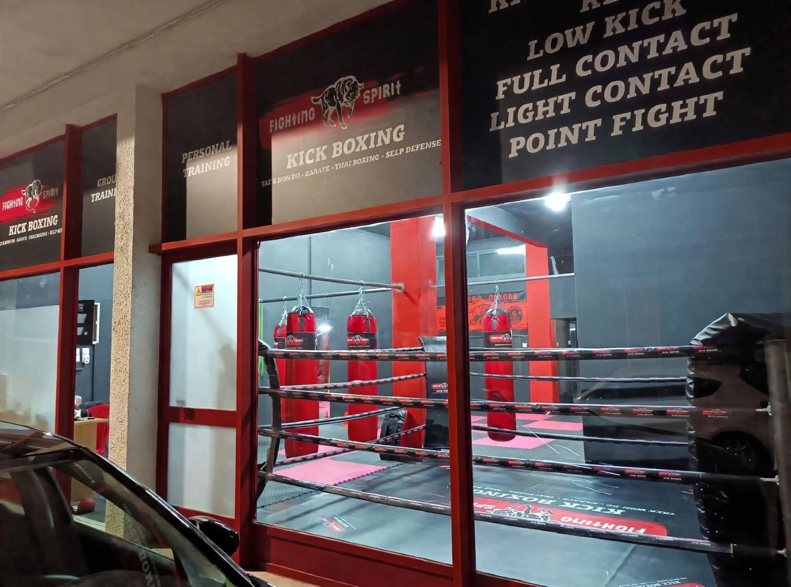 Η πρόσοψη της σχολής Fighting Spirit στη Σαλαμίνα, με το ρινγκ να φαίνεται από την τζαμαρία
