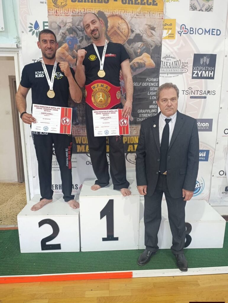Βάθρα νικητών με τη ζώνη πρωταθλήματος στο Παγκόσμιο Φεστιβάλ Πολεμικών Τεχνών στις Σέρρες