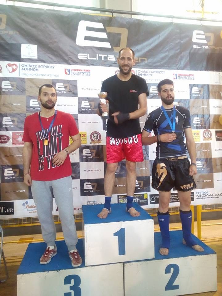 Αθλητής του Fighting Spirit στην πρώτη θέση του βάθρου, Elite Open
